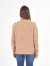 Buzo de tejido de punto en color beige, con cuello redondo y mangas largas con puños acanalados.