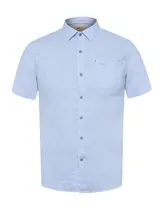Camisa celeste de lino orgánico, manga corta, con cuello clásico, cierre con botones y bolsillo en el pecho.