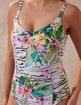 Malla enteriza blanca con estampado floral y animal print, con breteles finos, escote en V y copas armadas con sujetador interno.