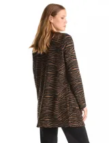 Cardigan abierto de tejido soft con estampado de cuadros en tonos azul y blanco. Presenta corte recto, mangas largas y dos bolsillos frontales aplicados.