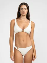 Bombacha de bikini color blanco, corte clásico, con argolla metálica dorada en el lateral.