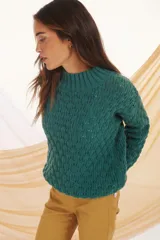Sweater de punto color verde con textura calada.
