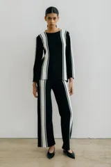 Sweater de punto negro con rayas verticales blancas y cuello redondo color marrón.