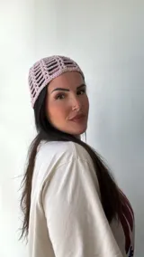 Gorro tejido al crochet color rosa con patrón de malla.