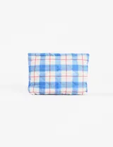 Estuche acolchado con estampado de cuadros vichy en tonos celeste, blanco y rojo.