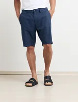 Bermuda verde de corte recto.