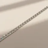 Pulsera de eslabones tipo grumet fabricada en plata 925, con acabado pulido y cierre de mosquetón.