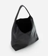 Cartera estilo hobo de gran tamaño, color negro, con superficie texturizada de líneas verticales. Presenta un diseño de media luna con asa ancha fija y abertura superior amplia.