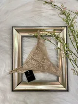 Pack de tres bombachas tipo tanga con diseño de encaje y tiras ajustables. El set incluye modelos en colores bordó, negro y blanco, confeccionados con detalles de encaje floral y terminaciones delicadas.
