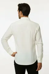 Camisa de poliéster color marrón, de corte holgado, con mangas largas, cuello camisero clásico y cierre frontal de botones.