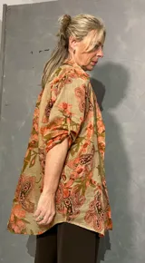 Sobrecamisa Carlota en tonos camel y chocolate, con estampado paisley y floral, de manga larga y cierre frontal con botones.