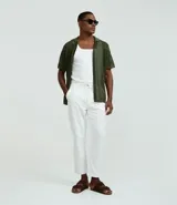 Pantalón masculino de corte relajado confeccionado en tejido oxford de algodón. Presenta cintura con trabillas y lazo ajustable, bolsillos laterales y traseros.