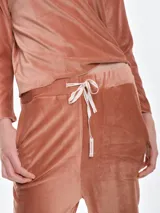 Pantalón de dormir tipo jogging confeccionado en plush acanalado de tacto suave. Presenta cintura elastizada con cordón ajustable, bolsillos laterales y puños elastizados en los tobillos.