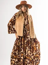 Chaleco de pelo sintético color marrón claro.