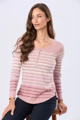 Remera de algodón de manga larga, con cuello redondo y botones frontales. Presenta un estampado de rayas horizontales en gris, rosado y blanco.