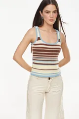 Musculosa de tejido de punto ligero, con diseño a rayas horizontales en tonos marrón, celeste y amarillo claro, de corte al cuerpo y escote redondo.