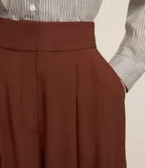 Pantalón de vestir negro de viscosa, corte wide leg, cintura alta con pliegues y pinzas.