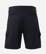 Bermuda cargo negra confeccionada en sarga de algodón, con cintura tradicional, cierre de cremallera y botón, y bolsillos laterales útiles.