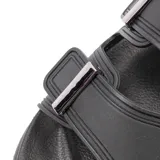 Sandalias negras con plataforma baja, capellada sintética lisa con dos hebillas decorativas metálicas, plantilla sintética texturada y suela de goma liviana antideslizante.