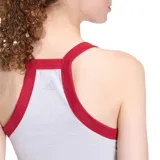 Musculosa Adidas de mujer, corte ajustado, color gris melange con ribetes y bordado frontal en color rojo. Presenta un diseño tipo racerback en la espalda.