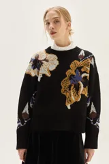 Sweater de cuello redondo con diseño jacquard floral en cuerpo y mangas, confeccionado en tejido de punto con mezcla de lana merino.