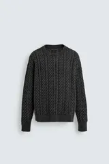 Jersey de corte relajado confeccionado en tejido de algodón con textura de trenzas. Presenta cuello redondo, manga larga y acabados en rib. Posee un efecto lavado que le otorga un aspecto único.