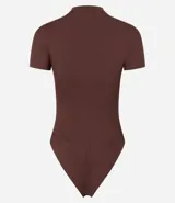Body manga corta color borgoña, con cuello redondo medio y cierre inferior.