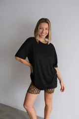 Short tipo biker de lycra con estampado de leopardo en tonos marrones y negros.