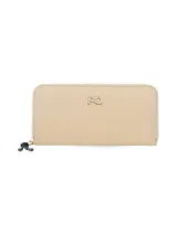 Billetera tipo fichero color beige, confeccionada en material textil acolchado, con cierre perimetral metálico y tirador textil. Incluye el logo de la marca metálico en el frente.