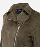 Campera biker de gamuza sintética color verde militar, con cuello de solapa, cierre delantero diagonal y bolsillos con cremallera.