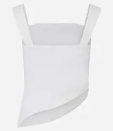 Blusa blanca de bengalina con breteles anchos y escote cuadrado. Presenta fruncido lateral y bajo asimétrico.