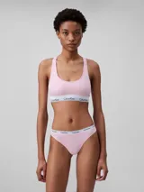 Bombacha de algodón elástico color rosado, de talle medio y corte clásico, con cintura elástica blanca con el logo de Calvin Klein repetido.