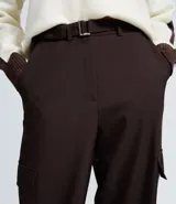 Pantalón de sastrería color marrón oscuro, de corte recto y tiro alto. Presenta bolsillos cargo laterales, trabillas para cinturón y viene con un cinturón de tela con hebilla metálica ajustable.