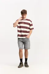 Bermuda de jean gris con lavado de efecto desgastado, tiro medio y largo por encima de la rodilla, de corte regular y estilo clásico.