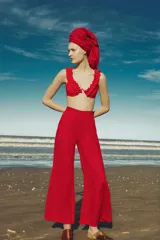 Top de bikini rojo con diseño de volados en los breteles y escote, confeccionado en tejido texturizado.
