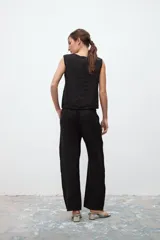 Pantalón negro de corte recto y tiro alto.