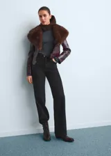 Pantalón de jean tiro alto con diseño wide leg, cinco bolsillos, cierre de cremallera y botón, y trabillas para cinturón.