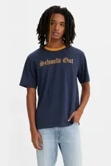 Remera de corte relajado color azul marino, con cuello redondo en contraste color mostaza y estampa frontal con la frase 'School's Out' en tipografía gótica.