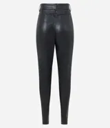 Pantalón skinny de cuero sintético negro, con trabillas en la cintura y bolsillos simulados.