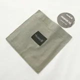Remera Hurley de corte boxy, con cuerpo en color negro y mangas en color verde militar. Presenta un bolsillo frontal en el pecho en tono verde con etiqueta de la marca y cuello redondo.