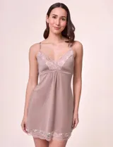 Chemise de seda fría con apliques de encaje en el escote y el ruedo, breteles finos regulables y corte fluido.