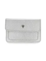 Porta documentos de cuero vacuno plateado, con solapa y cierre de broche a presión, y un bolsillo frontal adaptable para tarjetas o documentos.