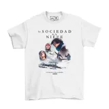 Remera blanca de algodón con estampado cinematográfico de la película La Sociedad de la Nieve en el frente, con diseño de personajes y el título del film.