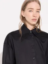 Camisa oversize blanca de poplín de algodón, con cuello clásico y puños dobles rebatidos.