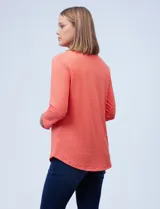 Blusa azul de tejido piqué, marca Ruby Rd. Tiene cuello redondo, escote en V y aplique metálico dorado.