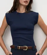 Blusa femenina de Cortelle confeccionada en tejido rib de algodón con elastano. Presenta cuello redondo, diseño sin sisa y ajuste al cuerpo.