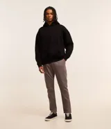 Pantalón masculino de corte skinny confeccionado en sarga de algodón con elastano. Presenta cierre frontal con botón y cremallera, cintura con trabillas y bolsillos laterales y traseros.