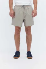 Short de baño verde militar de textura sutil, con cintura elástica ajustable mediante cordón bicolor y bolsillos laterales.