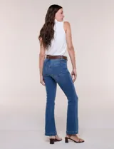 Jean elastizado de tiro alto y pierna semi-oxford, color azul, con diseño clásico de cinco bolsillos y dobladillo en el ruedo. Incluye un cinturón trenzado de cuerina marrón con hebilla metálica dorada.