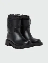 Botas de lluvia Moncler modelo Kickstream de color negro, confeccionadas en goma con suela track gruesa. Presentan caña media con detalle superior de nylon acolchado con cordón ajustable y tope metálico, además del logo en relieve en el lateral.